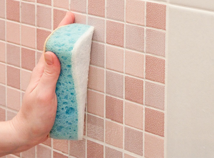 Плитку на стене можно помыть специальным скребком. / Фото: mmedia.ozone.ru