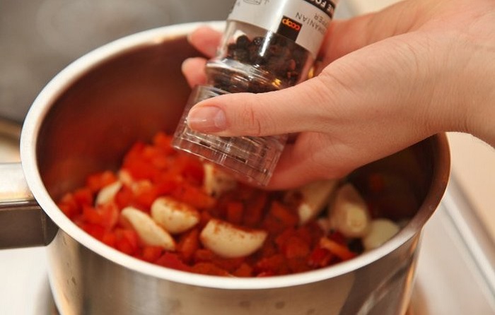 Свежемолотый перец дает гораздо больше вкуса и аромата. / Фото: okulovka-adm.ru