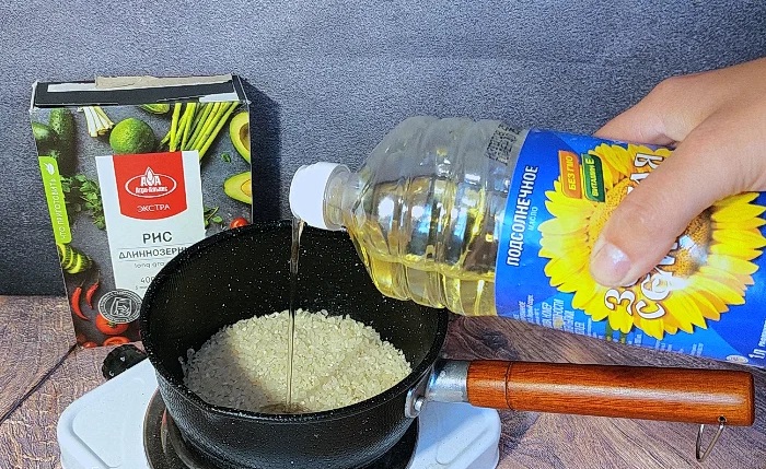 Налейте в кастрюлю с рисом растительное масло. / Изображение: дзен-канал technotion