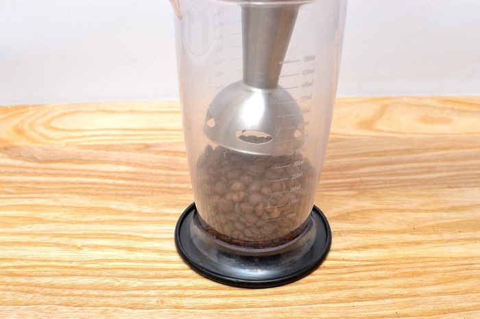 Засыпьте кофейные зерна в чашу блендера. / Фото: omtea.ru