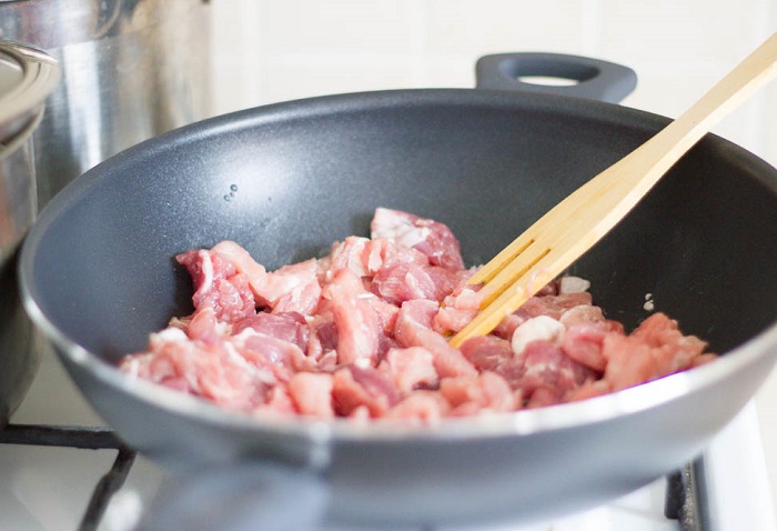 Кладите мясо только на хорошо разогретую сковороду. / Фото: new.kramtp.info