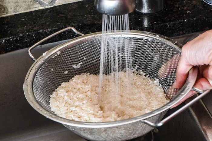 Рис нужно промыть, чтобы избавиться от клейкого крахмала. / Фото: mymulti.ru