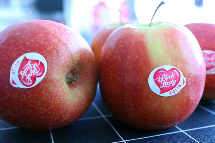 Перед употреблением яблок можете не снимать наклейки. / Фото: tampereclub.ru