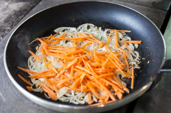Лук готовится быстрее моркови. / Фото: ne-dieta.ru