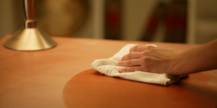 Вытирать стол лучше мягкой тканью. / Фото: remontu.com.ua
