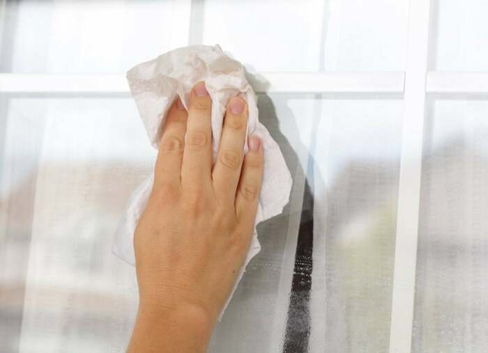На окнах и зеркалах часто остаются разводы после мытья. / Фото: bobvila.com