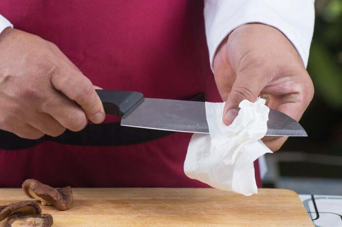 Если вытирать нож бумажным полотенцем, можно пораниться. / Фото: safety-helmet.ru