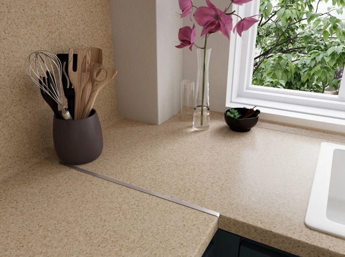 Бюджетная кухонная столешница. / Фото: leso-torg.ru