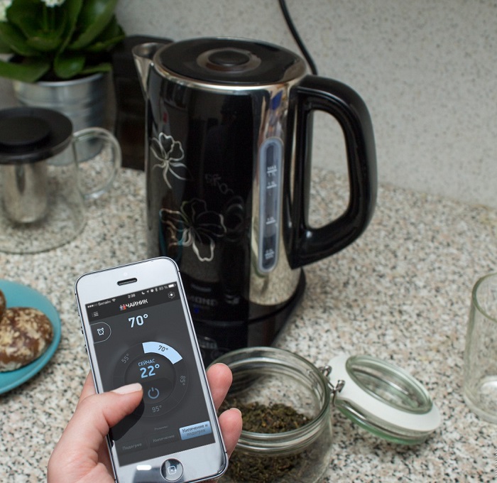 Умным чайником можно управлять с телефона. / Фото: future2day.ru