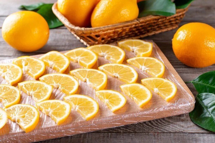 Нарежьте лимон на дольки и отправьте в морозилку