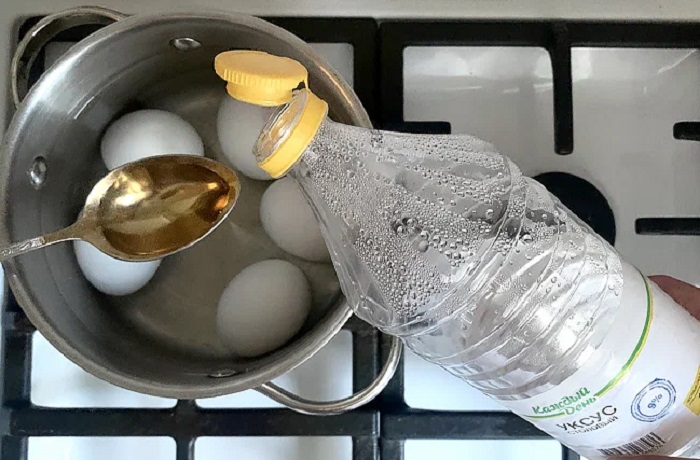 В воду с яйцами нужно наливать уксус. / Изображение: дзен-канал technotion