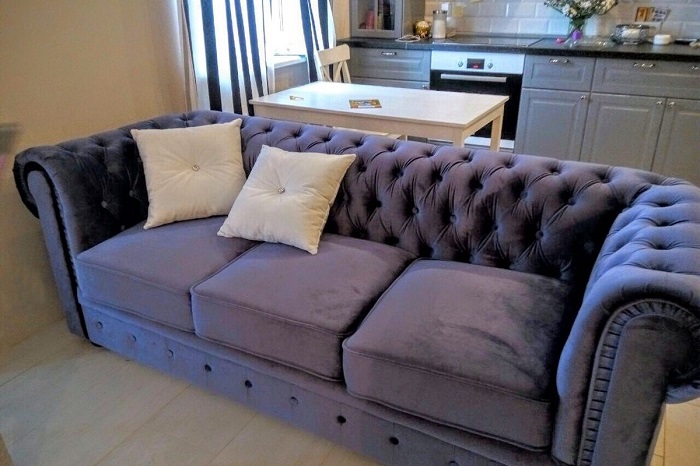 Велюровый диван в кухне-гостиной. / Фото: m.fabrika-horeca.ru