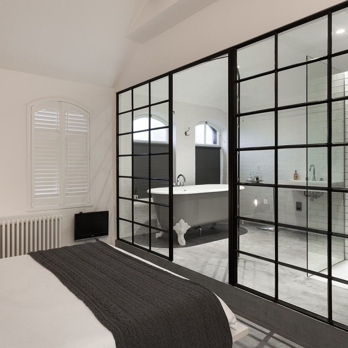 Стеклянная перегородка лишает приватности 