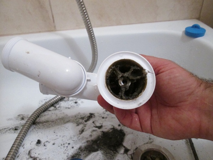 Засор в ванной, который может вызвать неприятный запах. / Фото: snus-outlet.ru