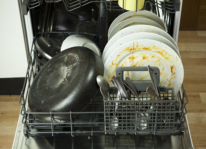 В посудомойке остаются остатки пищи с тарелок. / Фото: bnbeasy.it