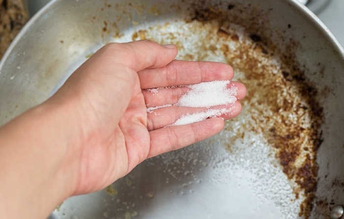 Соль уберет жирные пятна, но повредит поверхность сковороды. / Фото: rtek24.ru