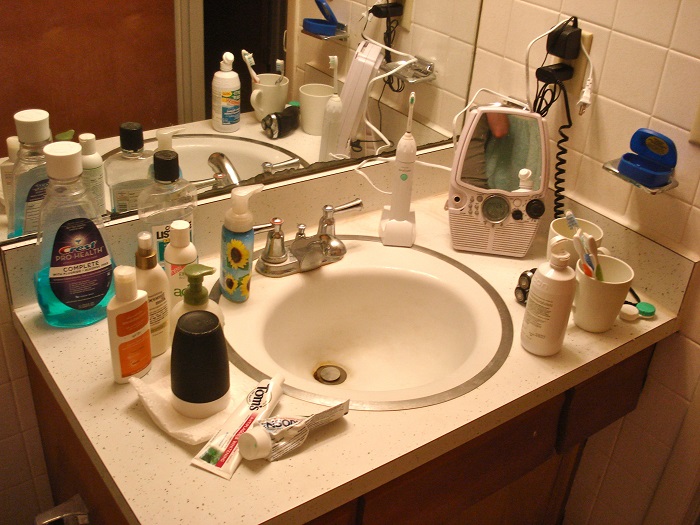 Недостаток систем хранения провоцирует бардак в ванной комнате. / Фото: gaz-kolonka.ru