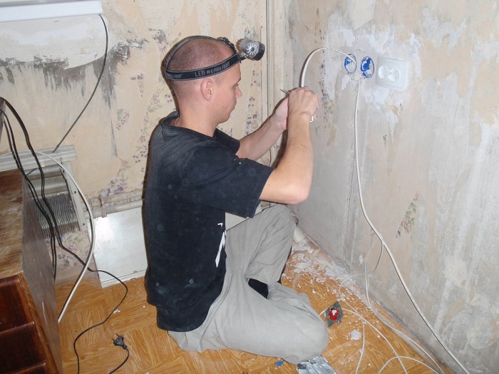 Проводка не всегда выдерживает обилие электрических приборов. / Фото: uk-parkovaya.ru