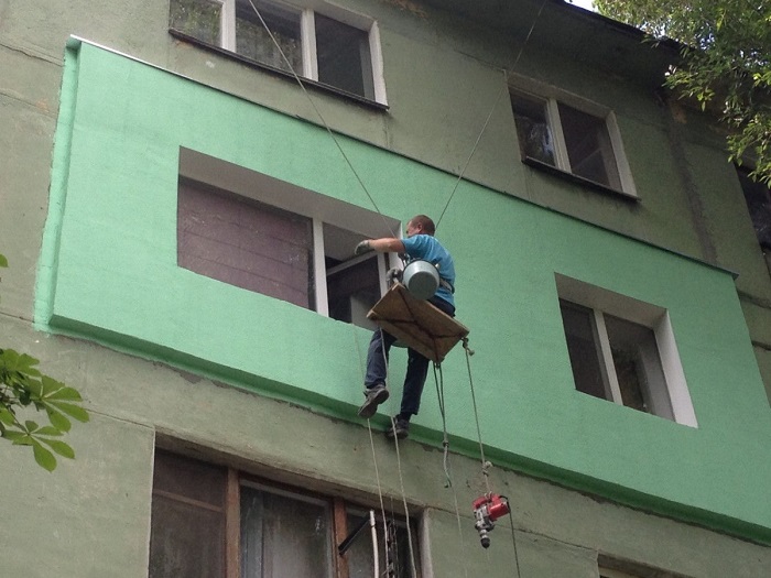 За наружным утеплением квартиры нужно обращаться к профессионалам. / Фото: b-online.ru