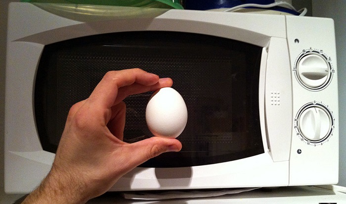 Яйцо может взорваться из-за пара, который будет скапливаться под скорлупой. / Фото: o-trubah.ru