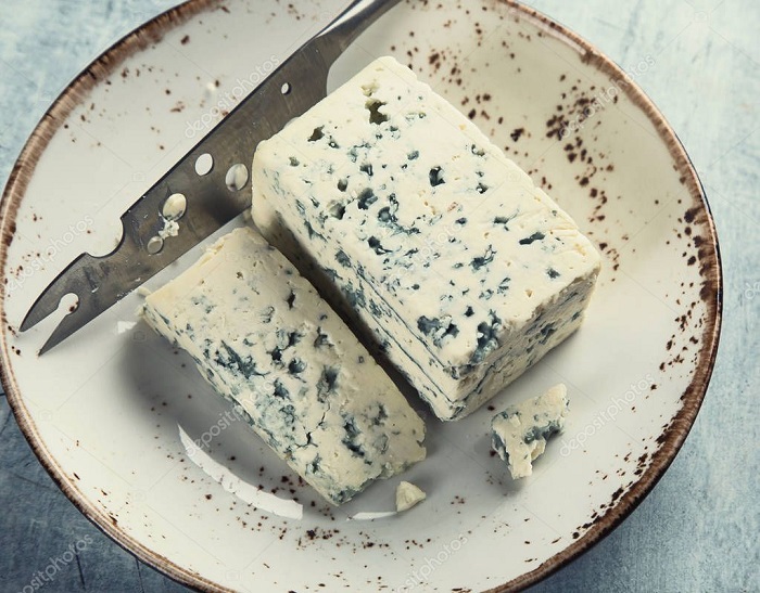 Голубой сыр лучше есть в первоначальном виде. / Фото: oboinazakaz.ru