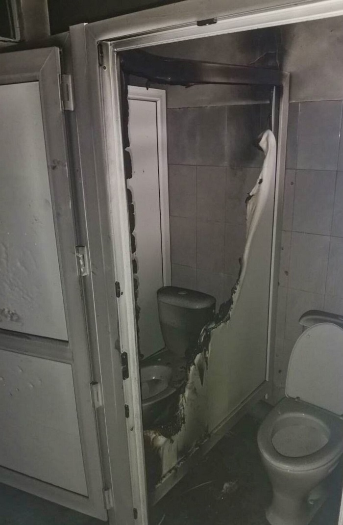 При пожаре из кабинки можно будет выбраться через зазор между дверью и полом. / Фото: perm-news.net