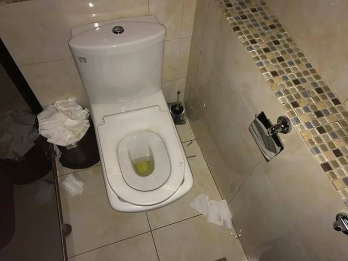 Беспорядок в туалетной комнате. / Фото: odessa.web2ua.com