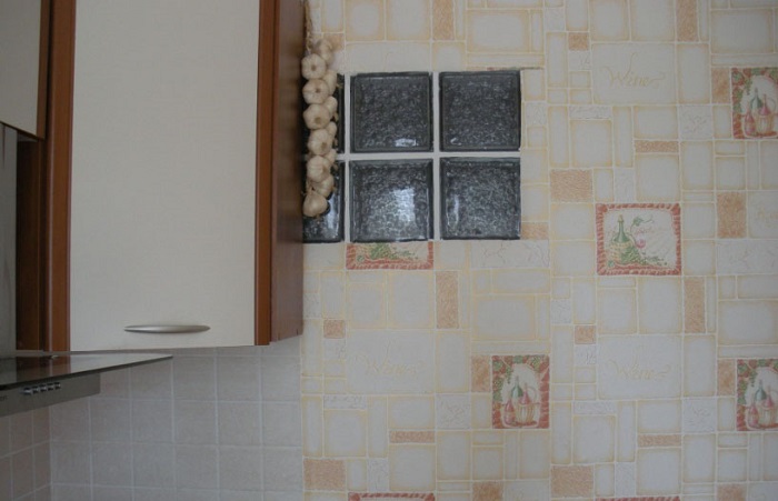 В современных квартирах также иногда встречается такое окно. / Фото: kitchenremont.ru