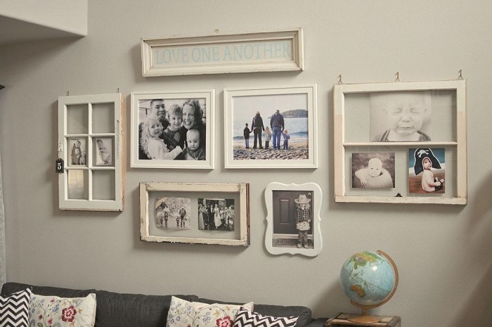 Выделите одну стену под семейные фотографии. / Фото: designmyhome.ru