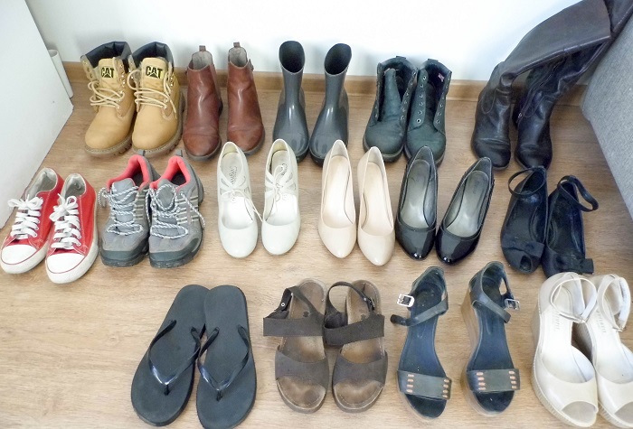 Выставите всю обувь и внимательно осмотрите ее. / Фото: goodbyeoffice.ru