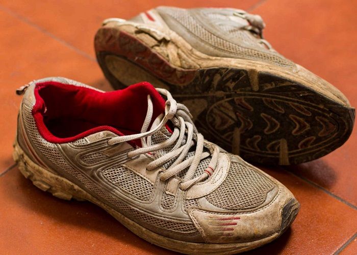 Отправлять на хранение грязные кроссовки – плохая идея. / Фото: emilia-spanish.ru