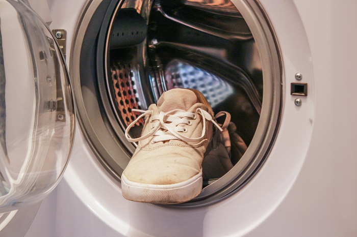 Большинство тканевых кроссовок можно стирать в стиральной машине. / Фото: piter-smu.ru