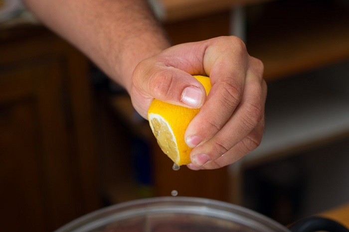 Сок лимона обычно разлетается по всей кухне. / Фото: topkin.ru