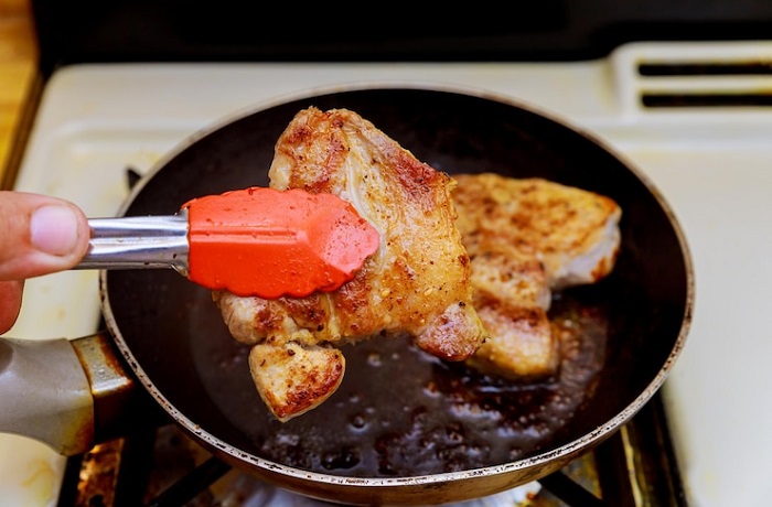 Переверните кусочки мяса по одному разу Переверните кусочки мяса по одному разу