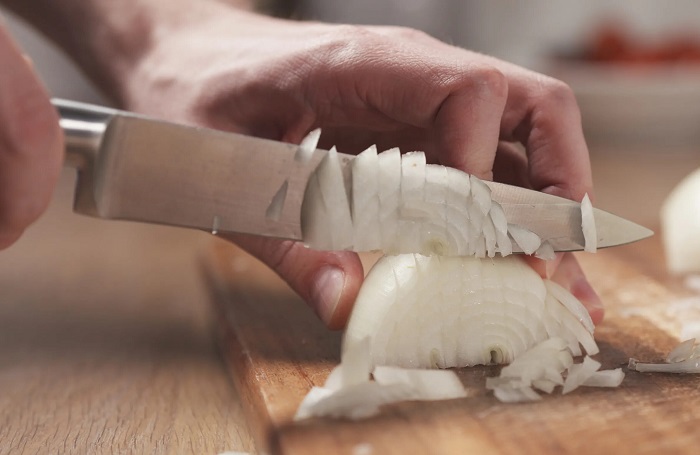 Лучше нарезать лук традиционным кубиком Лучше нарезать лук традиционным кубиком