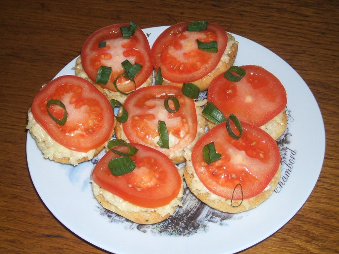 Если не промокнуть помидоры, бутерброд размякнет. / Фото: koolinar.ru