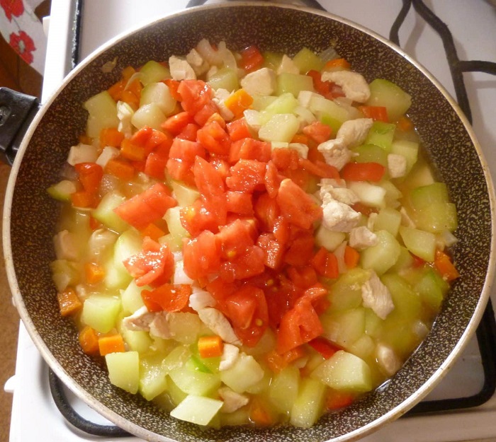 Если сразу положить на сковороду все овощи, быстрее приготовить блюдо не получится. / Фото: family-cooking.ru