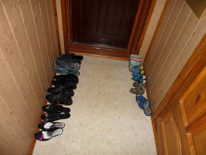 Даже если обувь стоит в ровный ряд, она выглядит неаккуратно. / Фото: tatiana-photo.ru