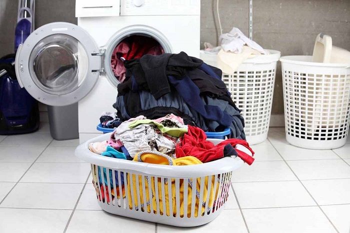 Не стоит бросать одежду с пятнами в корзину с грязными вещами. / Фото: forall.mediasole.ru