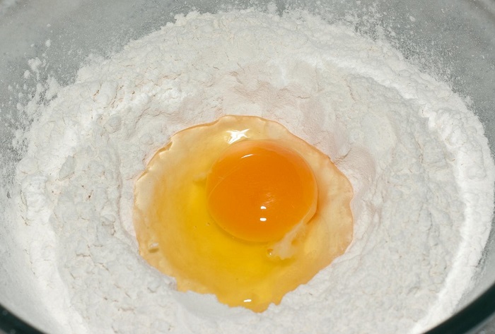 Можно использовать и холодные, и теплые яйца. / Фото: kasheloff.ru