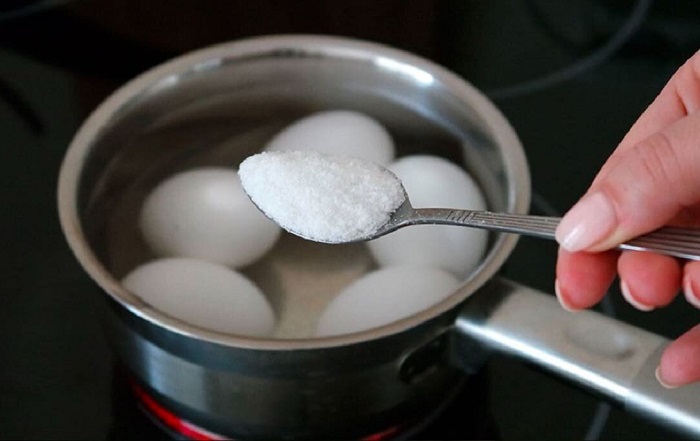 Обычно в кастрюлю с яйцами добавляют ложку соли. / Фото: autosprite.ru