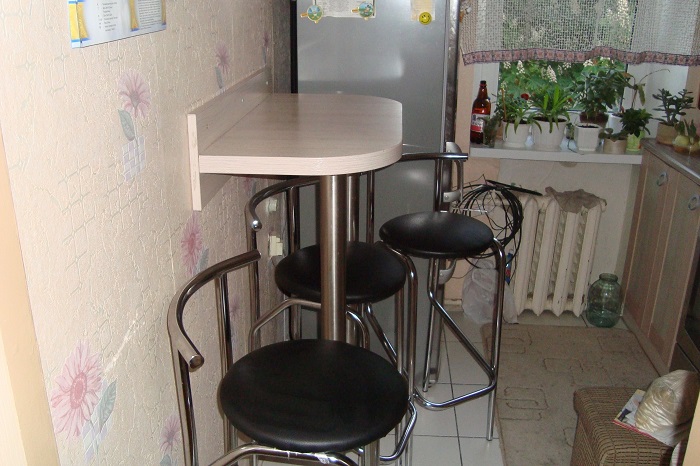Массивные стулья мешают передвижению по кухне. / Фото: almode.ru