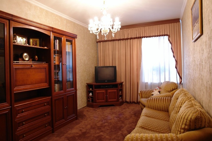 Шкаф, диван и телевизор стоят возле стен. / Фото: hameleone.ru