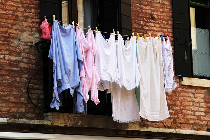 Сушить одежду на улице можно утром или вечером. / Фото: stroiteh-msk.ru