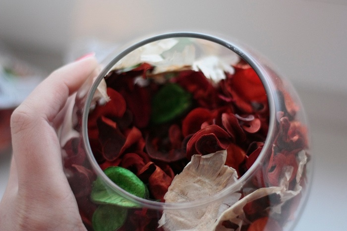 Ароматические лепестки роз в вазе. / Фото: dr-web.ru