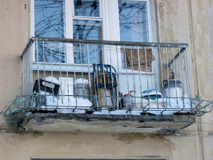 Открытые балконы часто служили кладовкой. / Фото: na-dache.pro