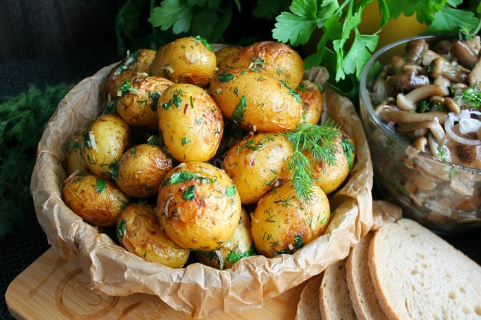 Картофель можно приготовить даже в кожуре. / Фото: zvezdagukovo.ru
