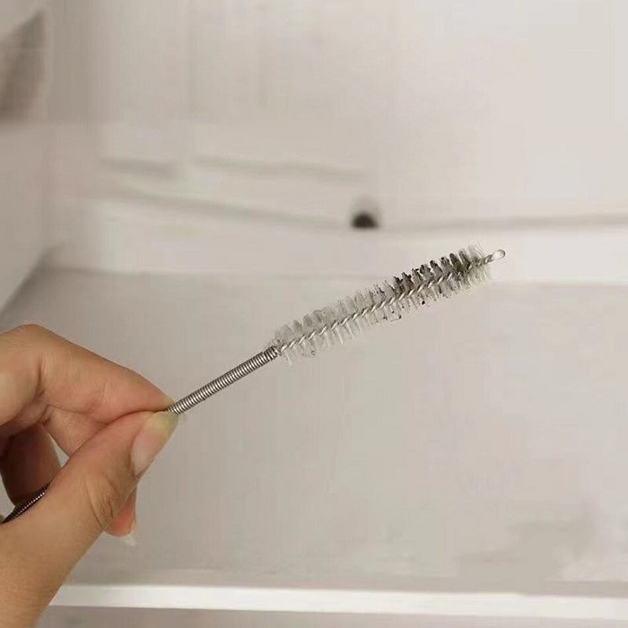 Используйте маленький ершик