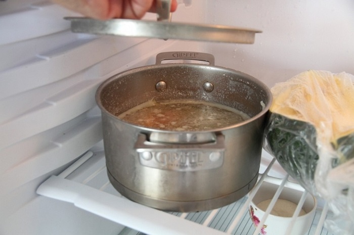 Горячая кастрюля может привести к поломке холодильника