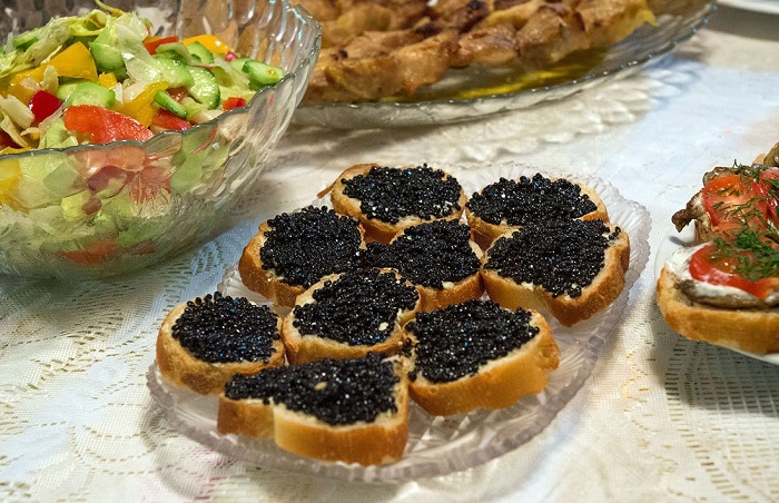 Чаще всего черную икру едят с хлебом в виде бутерброда. / Фото: mykaleidoscope.ru